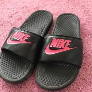 Nike women’s black slides!